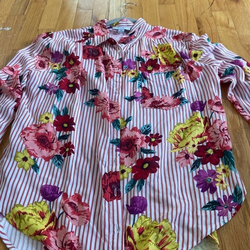 WOMEN’S Favlux button down. Red/white. Size S